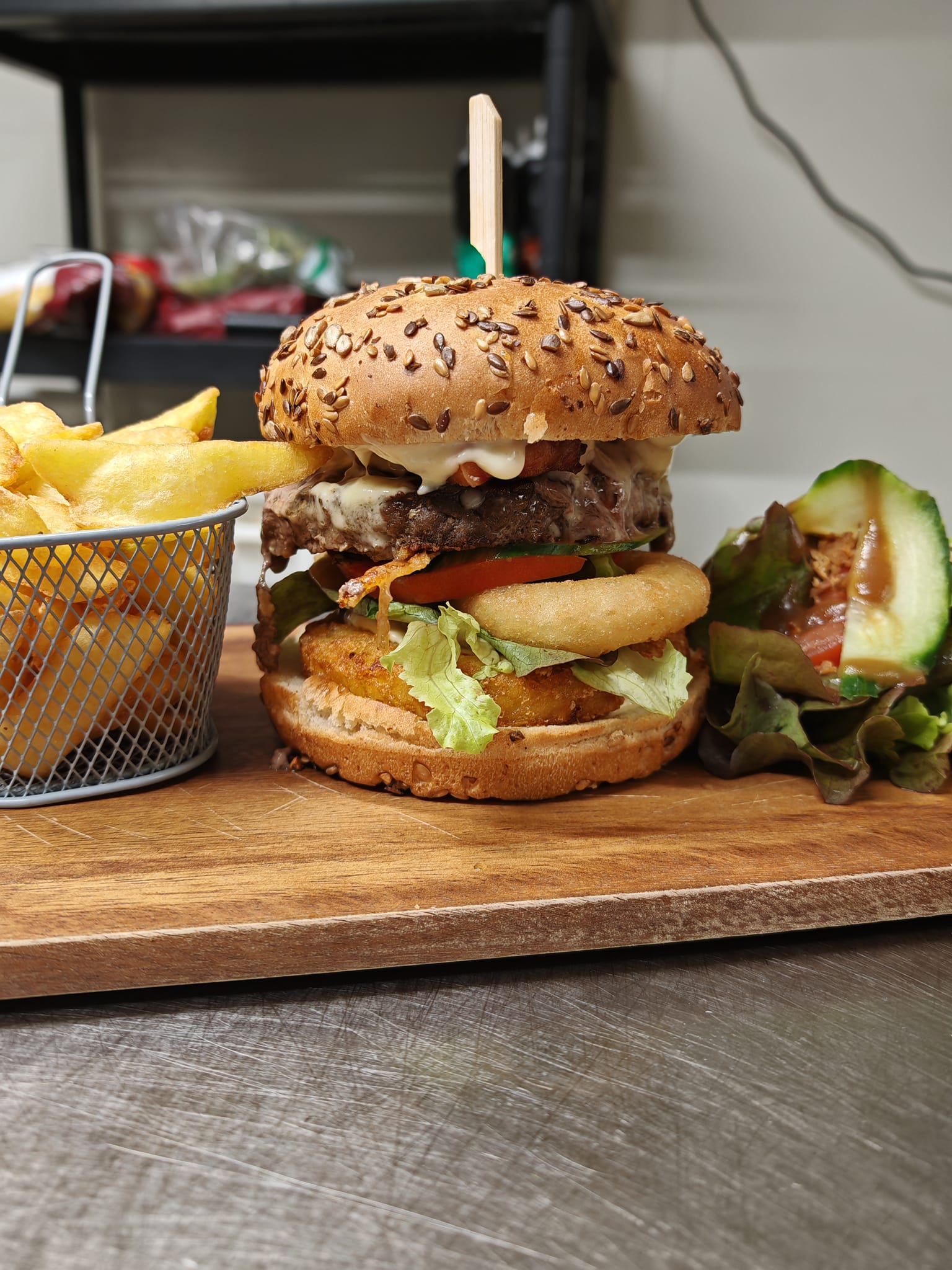 Burger copieux fait maison avec frites fraîches