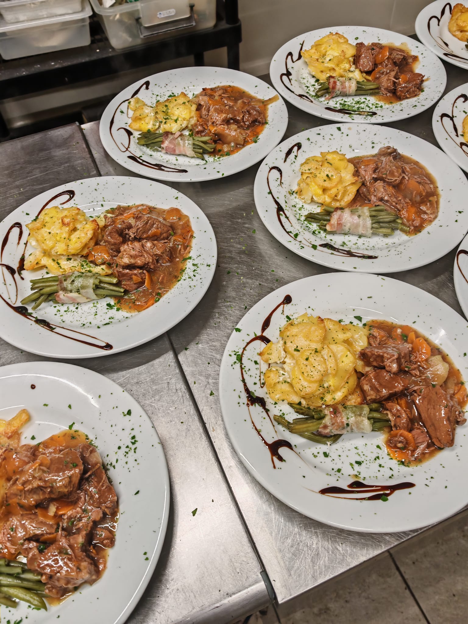 Service en cuisine ragoût gratin et haricots verts