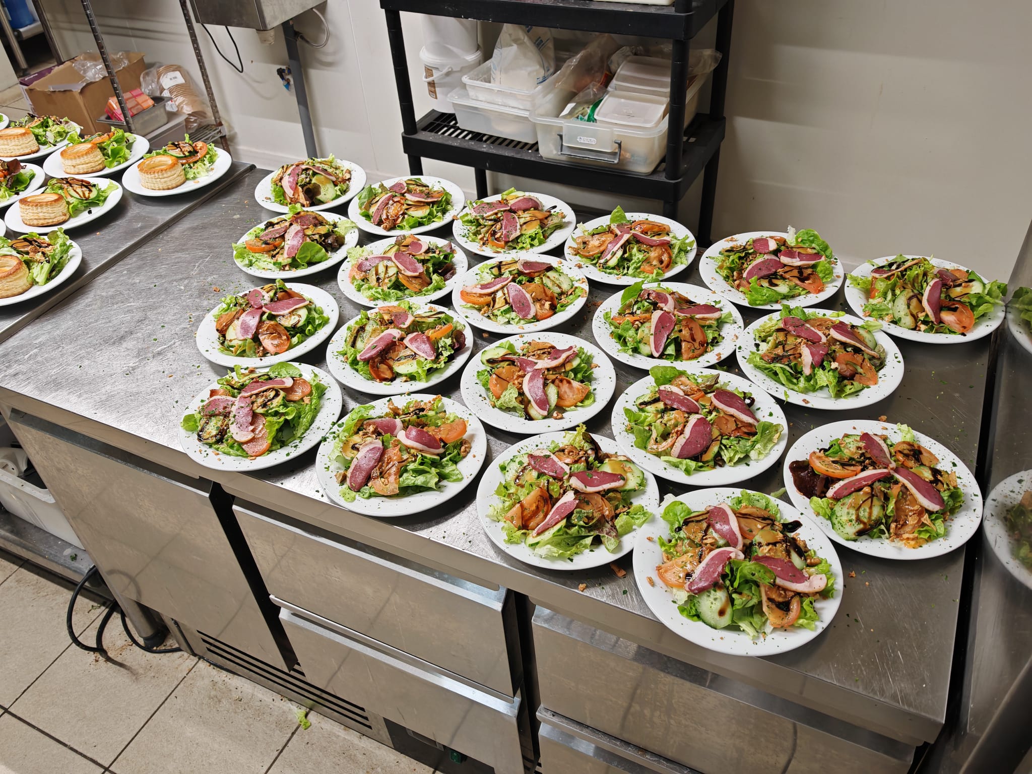 Préparation de salades au magret pour un groupe