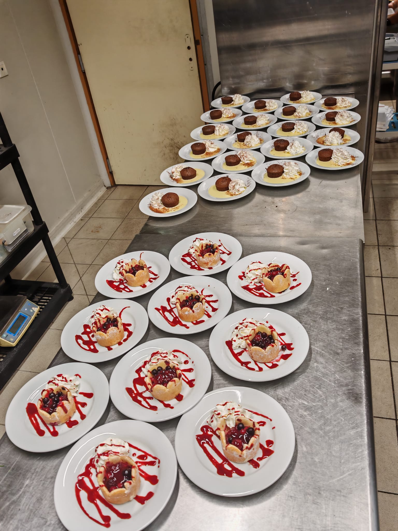 Desserts maison servis pour un repas de groupe