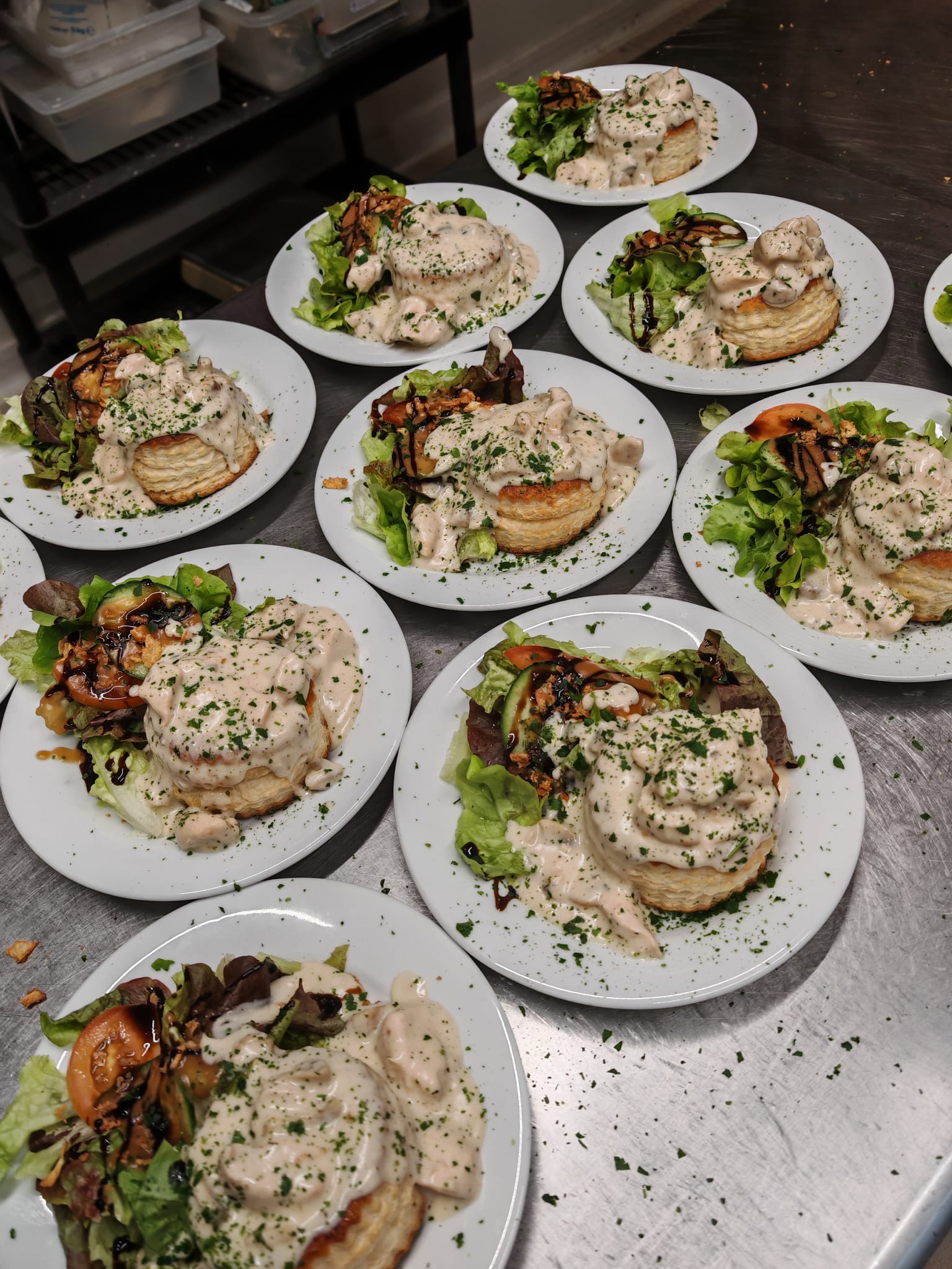 Vol-au-vents sauce crème préparés en cuisine