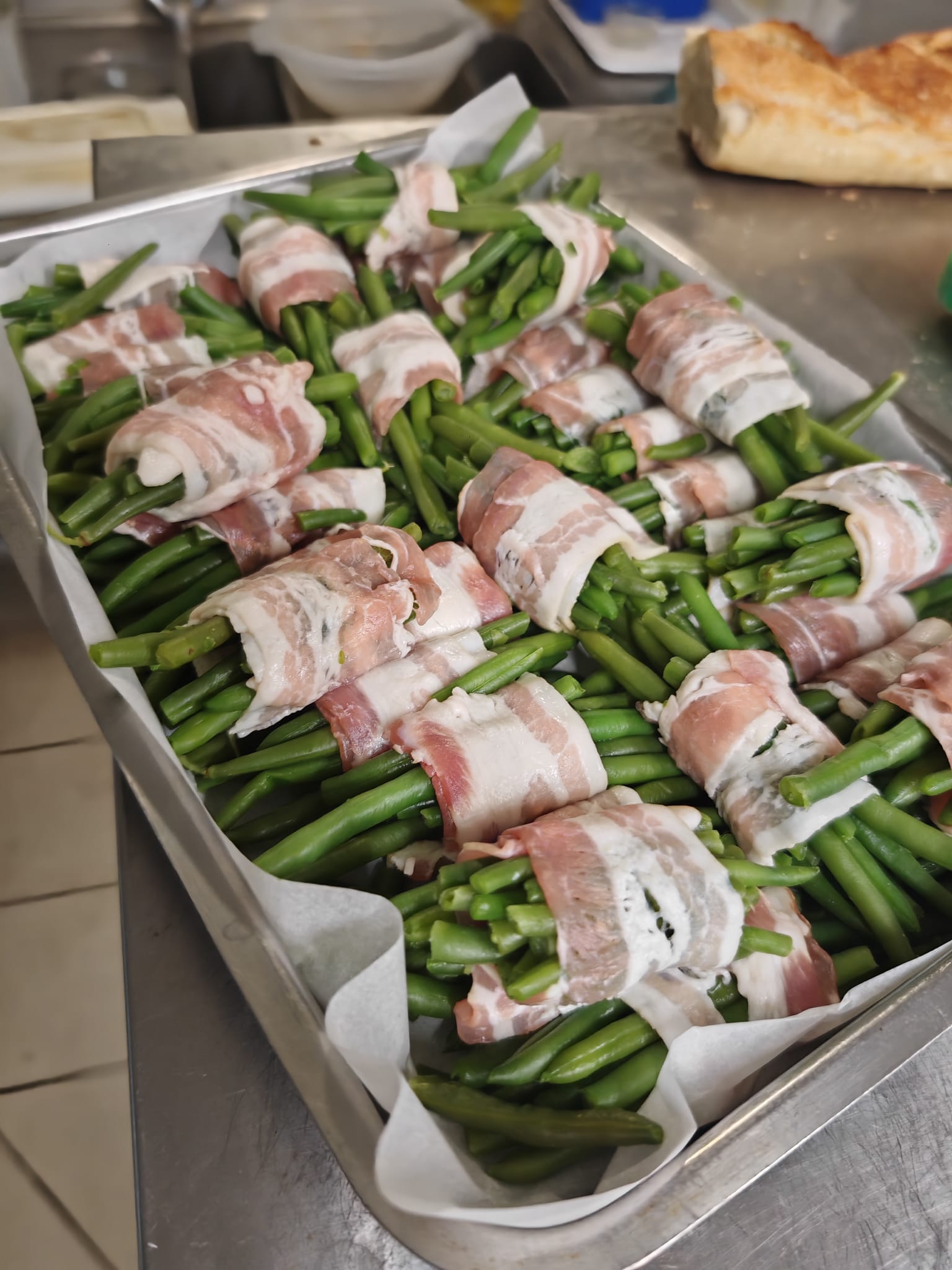 Fagots de haricots verts au lard préparés en cuisine
