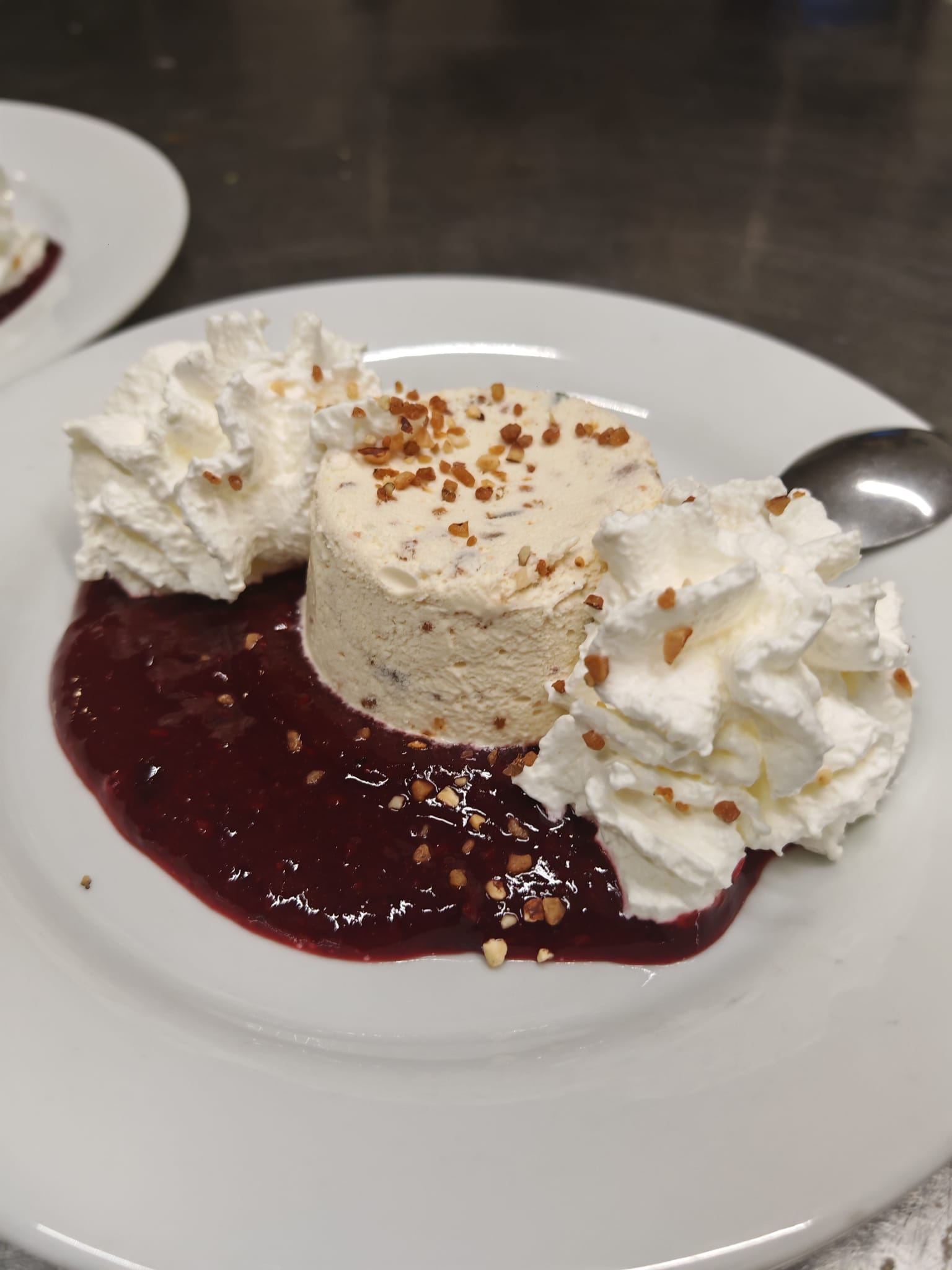 Nougat glacé fait maison coulis fruits rouges chantilly