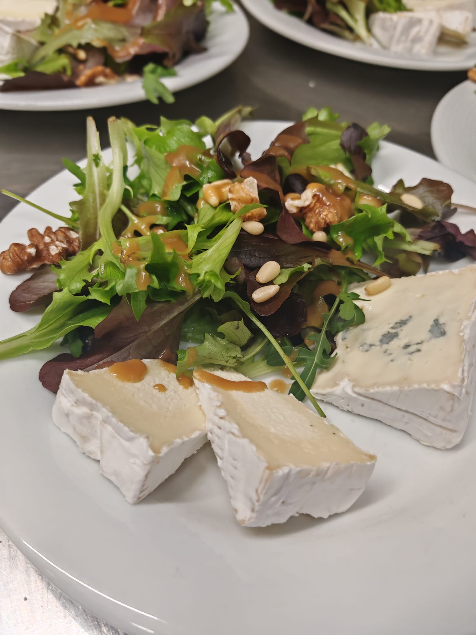 Salade fraîche aux fromages noix et pignons