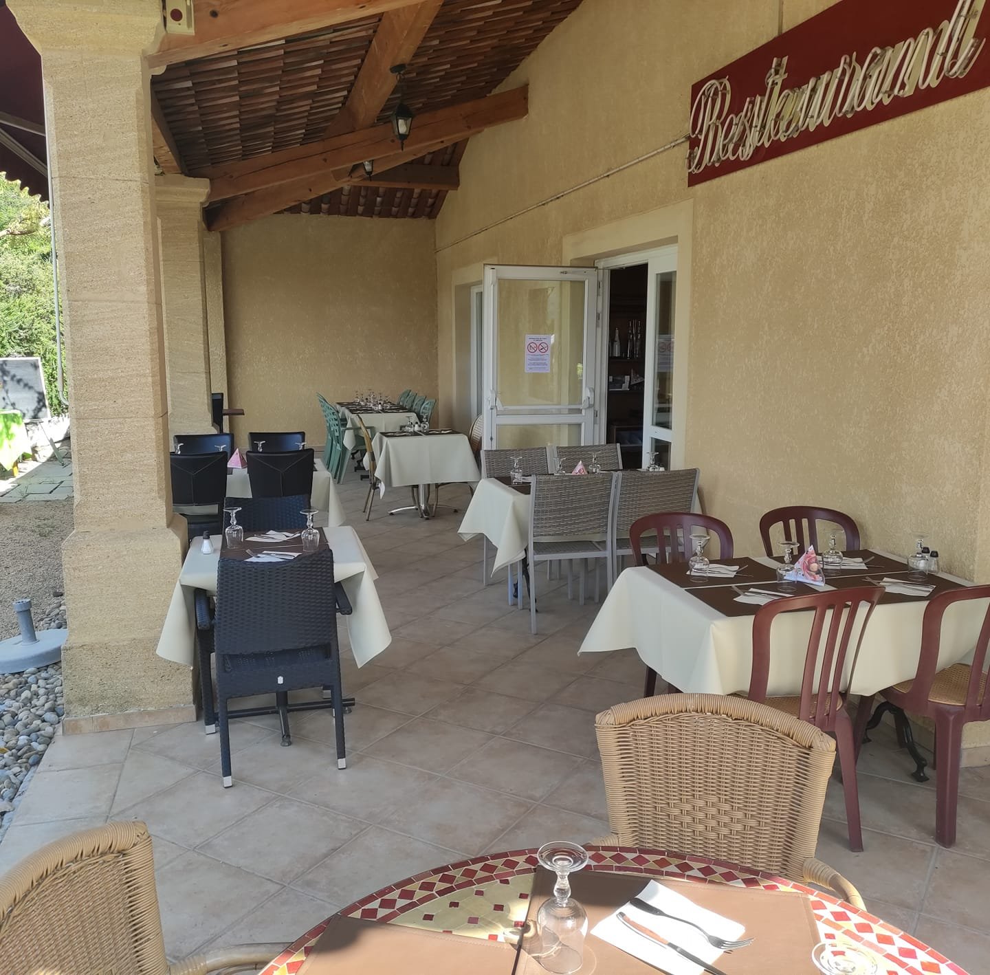 Terrasse ombragée du restaurant L'Ayguillette à Saint-Maurice-sur-Eygues